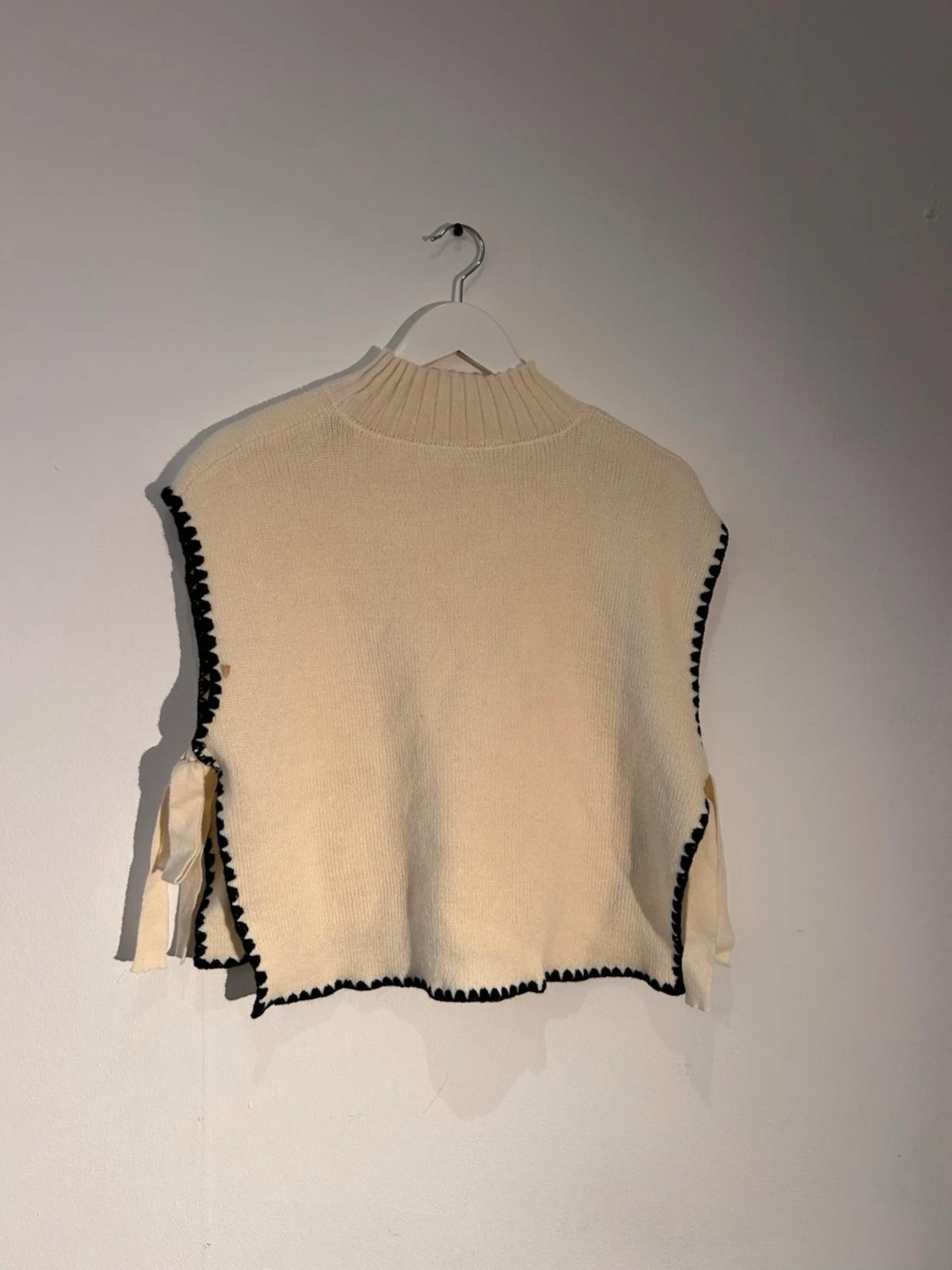 Beige stickad väst med svarta detaljer
