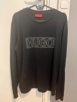 Hugo Boss Sweatshirt - Säljer en sweatshirt ifrån märker Hugo Boss! Tröjan är endast använd vid få tillfällen och har hängt i garderoben mest då jag har bytt stil sedan den köptes. Tröjans skick är som nytt utöver det. 😊  📦Snabb leverans ☑️Priset är något förhandlingsbart  📏Storlek L men passar även M
