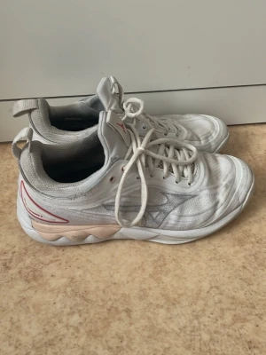 Vita mizuno skor - Bra innebandy skor. Använda i en säsong och är fortfarande bra. Men har växt ut dom. Storlek 38