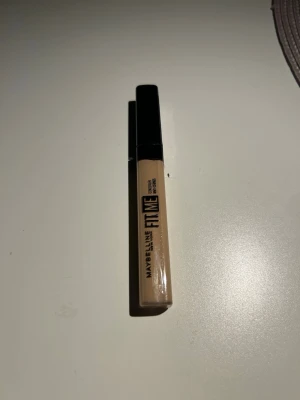 Maybelline Fit Me Concealer 10 Light - Maybelline Fit Me Concealer i nyansen 10 Light. Perfekt för att täcka mörka ringar och ojämnheter. Lätt krämig formula som smälter in i huden och ger ett naturligt resultat. Oöppnad.