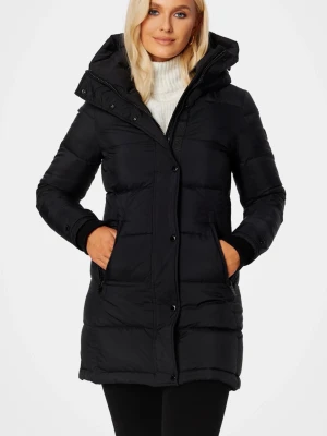 Svart dunjacka Rockandblue - Snygg svart dunjacka med huva och dragkedja framtill. Jackan har två fickor med dragkedja och knappar vid ärmsluten. Perfekt för kalla vinterdagar och ger en stilren look. Nypris 3799 kr