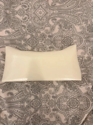 Beige väska  - Väska i nyskick och har bara använts en gång. (Se separat inlägg för att köpa klänningen på bilden)