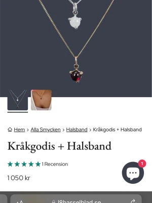 Kråkgodis dubbla halsband silver - Säljer ett snyggt dubbelt halsband från Kråkgodis. Ena kedjan är guld- och den andra silverfärgad, båda med unika hängen – ett vitt hjärta och en mörkröd pärlliknande detalj. Perfekt för dig som gillar att mixa metaller och vill ha något som sticker ut.