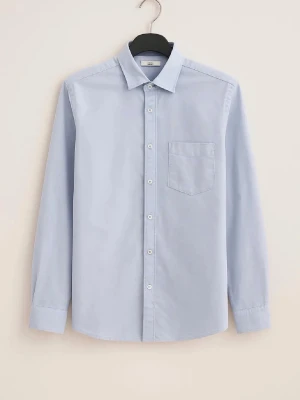 Ljusblå skjorta  - Klassisk ljusblå skjorta med lång ärm och bröstficka. Skjortan har knappar framtill och en stilren krage. 