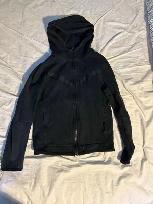 Nike tech fleece  - Säljer denna Nike tech fleece i storlek 158