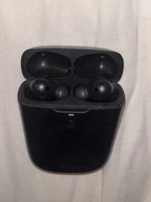 hörlurar urbanista - svarta in ear hörlurar, modellen heter urbanista phoenix så googla för mer info, baksida skal laddar fodralet i solljus men går även att ladda med usb-c. bra batteritid finns en app där du kan ställa in olika lägen beroende på din musik alltså bas och såntdär även voice aware 