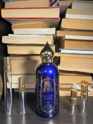 Khaltat Night attar collection sample - Säljer splitt/ tester av denna fina parfym av Khaltat - Night - attar collection. Finns att köpa i 2ml /80kr - 3ml/ 115kr - 5ml/185kr 10ml/329kr Har även andra parfymer så kolla min profil! 