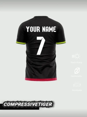 Svart sporttröja från CompressiveTiger - Snygg svart sporttröja med grafiskt mönster, neonfärgade detaljer på ärmsluten och röd kant nedtill. Tröjan är tillverkad i ett snabbtorkande och andningsbart material. Möjlighet till personlig namn- och nummertryck på ryggen. Perfekt för lagidrott eller träning.