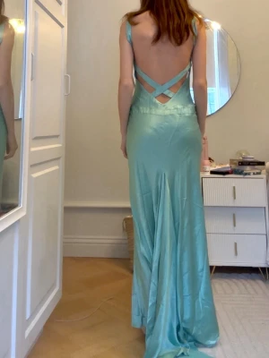 Äkta Dina Bar-El klänning - Superfin och unik klänning från Dina Bar-El. Är från samma märke och mycket liknande modell som den populära gula klänningen från ”How to lose a guy in 10 days” Är typ turkos i färgen. Passar perfekt till bal eller liknande event. Finns några små defekter: insidan av axelbanden är missfärgade och en liten fläck på framsidan. Den har inte kemtvättats🩵