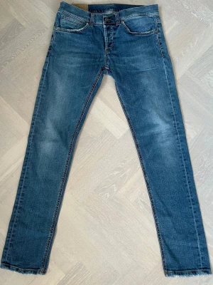 Dondup George Jeans  - Tja säljer nu dessa riktigt snygga Dondup jeansen i storlek 33 där nypriset är cirka 4000kr och modellen är George, skick 9/10 vid minsta lilla fundering så är det bara att höra av sig!  Mvh Santén