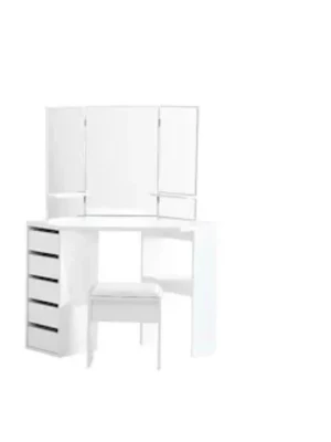 Vit sminkbord med spegel och pall - Snyggt vitt sminkbord med tredelad spegel och tillhörande pall. Bordet har fem lådor på sidan för smart förvaring av smink eller accessoarer. Modern och stilren design i trä, perfekt för att fixa sig och hålla ordning på grejerna.