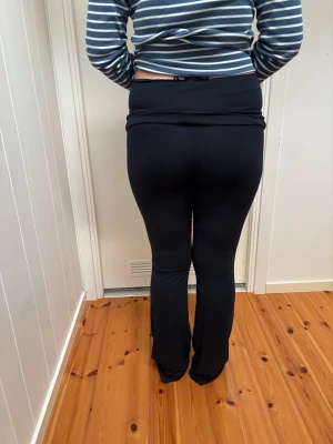 yoga pants  - mörk blåa yoga pants, super sköna men alldeles för långa för mig tyvärr, stretchiga 