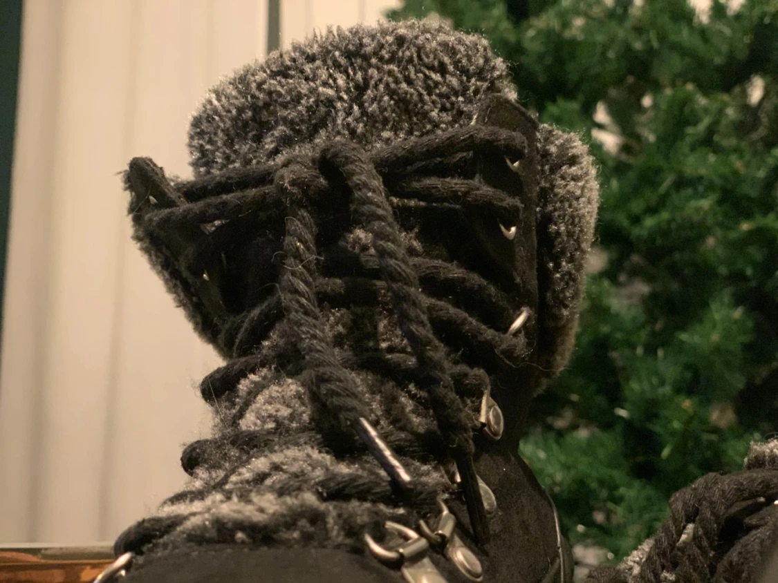 Svarta kängor med fuskpäls och snörning - 3