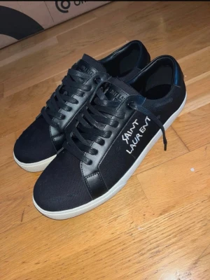 Ett par sneakers från Saint Laurent  - Saint Laurent skor i storlek 43 skick 9/10, och priset är satt därför då kvitto o box saknas. Hör gärna av dig om du undrar över năgot!!! !! ‼️