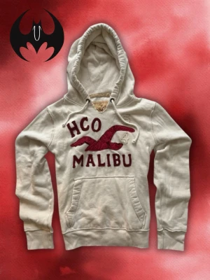 Vit Hollister Hoodie  - Vit Hollister Hoodie | mycket bra skick | Size L | Längd: 68cm Axelbredd: 46cm Armlängd: 70cm | Modell, 178cm 60kg | Lägg endast bud med avsikt att köpa, inga fördröjning!