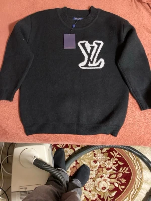 Louis Vuitton stickad tröja -  En mycket fin och bra stickad tröja Från varumärket Louis Vuitton helt oanvänd