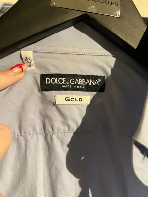 Dolce & Gabbana Herrskjorta -helt ny -   Säljer en helt ny, oanvänd herrskjorta från Dolce & Gabbana. Skjortan är stilren och perfekt för att klä upp vilken outfit som helst, även om den är lite skrynklig från förvaring. Storlek (se bild )   