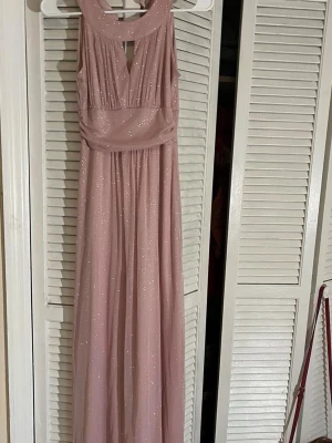 Supersöt balklänning💕 - Säljer en elegant långklänning i ljusrosa med glittrigt tyg. Glittrar så fantastiskt💕 Använd 1 gång 