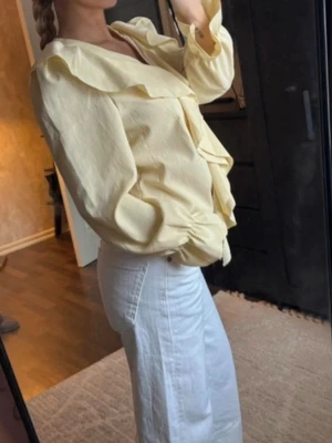 Gul fin blus  - Köpt i Spanien för cirka 500/600 kr 