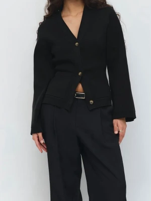 Svart cardigan  - Stilren svart kofta från Weekday med v-ringning och tre stora knappar framtill. Koftan har två fickor fram och raka, lite vidare ärmar. Tröjan är aldrig använd. original pris 450 isch. Säljer för 250❤️