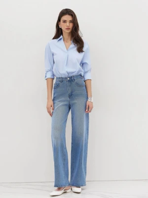 Skjorta med body - Snygg ljusblå skjorta med klassisk krage. Skjortan är som en body så slipper man att den åker upp eller skrynklas. Perfekt att styla med jeans eller med kostymbyxor för en fräsch stil. Aldrig använd, helt nyskick med lappar och förpackningen kvar. 