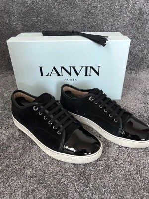 Svarta Lanvin cap toe uk8 - Tjena säljer nu dessa riktigt snygga Lanvins i riktigt bra skick! Storlek uk8, box och extra snören ingår vid köp! Har du fler frågor eller funderingar så hör av dig//                                                               Mvh Santén 