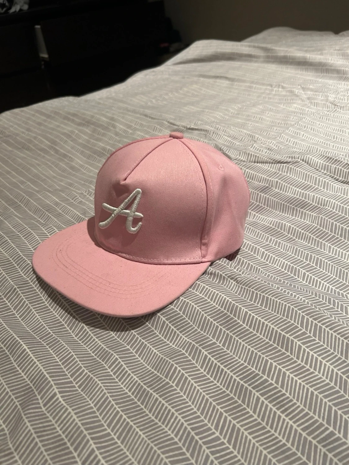 Rosa keps med vit broderad A-logga - 1