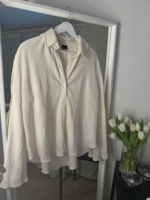 Skjorta Gina tricot - Vit/ljusbeige skjorta med ”ribbat” mönster. Aldrig använd🌸