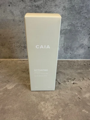 CAIA Activating Serum - Ny & Oöppnad - Helt ny och oöppnad CAIA Activating Serum, fortfarande i originalförpackning. Ser ut att inte längre säljas, så perfekt för dig som gillat produkten eller vill testa något som inte finns i sortimentet längre.                                                     Ett återfuktande och aktiverande serum som ger huden extra glow och en fräsch känsla ✨ Passar bra under dag- och nattkräm.                                   📦 Skick: Ny / Oöppnad🧴 Typ: Serum 🏷️ Märke: CAIA ❌ Säljs inte längre