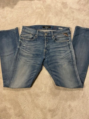 Replay jeans 👖  - Säljer dessa feta Replay jeans i storleken W31 L32. Modellen är Wattiom. Jeansen är i fint skicka förutom de lilla hålet som man ser på bild 3. Tveka inte att skriva för frågor!!