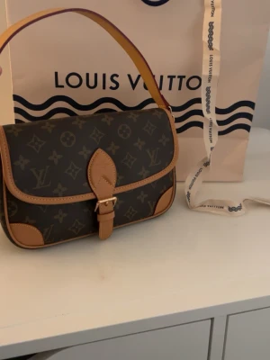 Louis Vuitton väska - Säljer min lv väska för att samla ihop pengar till en ny väska jag vill köpa, väskan är vääldigt rymlig och passar till alla tillfällen. Väskan är i nyss skick och påse och allting medföljer. Kan även mötas upp.