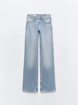 Ljusblå raka jeans med hög midja - Säljer ett par ljusblå jeans med raka ben och hög midja. en lätt tvättad look. Säljer väldigt billigt då jag vill bli av med dem. Kan passa 36-40. Inte använda så mycket. 