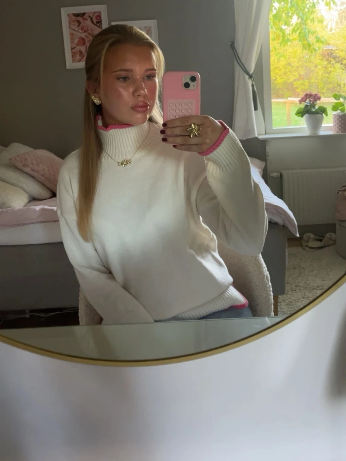 Vit stickad tröja med rosa detaljer