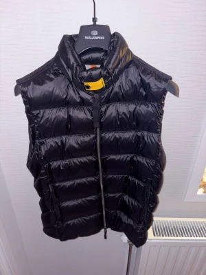 Svart dunväst från Parajumpers - Tja säljer nu en Snygg svart dunväst från Parajumpers. Västen har quiltad design, dragkedja framtill och två sidofickor. Köpt på johnells, använd endast några gånger. Tags medföljer. Skriv om ni har frågor. Pris är diskuterbart.