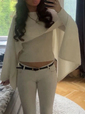 Slutsåld populär stickad tröja me cape - Stickad tröja från Gina med cape/poncho detalj. Helt slutsåld och använd en gång 