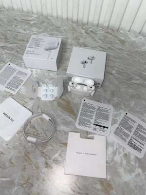 Apple AirPods Pro trådlösa hörlurar - Säljer ett par vita Apple AirPods Pro med laddningsetui. Hörlurarna är in-ear och levereras med flera silikonpluggar för bästa passform. Ingår gör även laddningskabel och originalförpackning. Snygg och stilren design i plast.