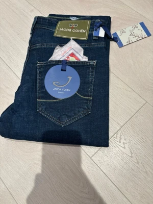 Jacob cohën jeans blå - Säljer dessa riktigt schyssta Jacob cohën jeans. Jeansen är i nyskick och allt og sitter kvar på! Stoleken är 30. Skriv ifall du har den minsta fråga🙌