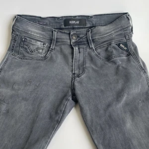 Replay anbass jeans - En par feta replay anbass jeans med slitningar | skicket på jeansen är väldigt bra 8/10 | storlek w29 l32 | ny pris 1700: mitt pris är 400| skriv vid frågor och funderingar