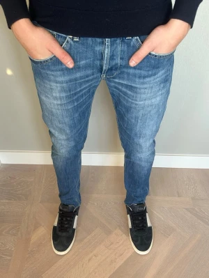 Dondup George Jeans - Tja säljer nu dessa riktigt snygga Dondup jeansen i storlek 33 dock ganska så små i storleken passar utan tvekan 32 eller 31 (tyvärr inte jag på bilden men om fixar jag om man vill. Nypriset är cirka 4000kr och modellen är George, skick 9/10 vid minsta lilla fundering så är det bara att höra av sig, priset är inte heller hugget i sten.