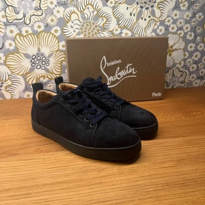 Mörkblåa Louboutins - Navy Blue Louboutins.                                    Storlek 43.                                                          Skick 9/10.                                                          Kom privat vid frågor å funderingar 😊