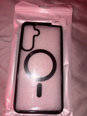 Samsung galaxy s24+ skal - Helt nytt skal passar Samsung galaxy s24+. Skalet har en stark MagSafe(magnet på baksidan) som är väldigt praktiskt pga av att Samsung ej har det.