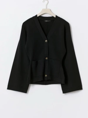 Svart kofta  - Stilren svart kofta från gina tricot med v-ringning, tre knappar framtill och två fickor. Är i perfekt skick och är aldrig använd❤️ säljer just för att den inte kommer till användning❤️