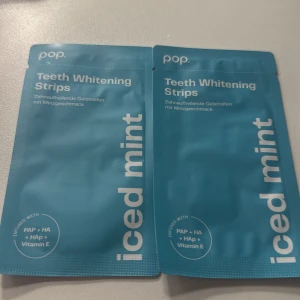 Pop Teeth Whitening Strips iced mint - Fräscha tandblekningsremsor från Pop med mintsmak. Förpackningen är blå och innehåller gelremsor berikade med PAP, HAP och vitamin E. Perfekt för dig som vill ha vitare tänder och en fräsch känsla i munnen.