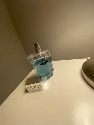 Parfym fin doft  - Parfym men en ljug blå färg väldigt bra för sommaren och perfekt för skolan en riktig klassiskt 