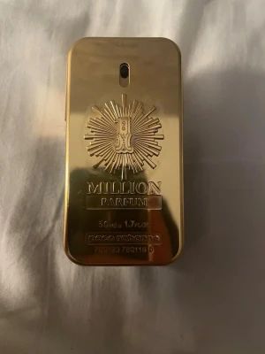 1 Million parfum - 1 million parfum 50ml men nu typ 40. En väldigt god doft men har köpt andra parfymer och använder inte denna, därför jag säljer den. Priset är inte hugget i sten.