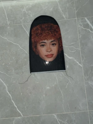 Svart balaclava med Ice spice  - Cool svart balaclava med tryck framtill i brunt och rött. Tunn och stretchig modell som täcker hela huvudet och halsen. Perfekt för att skapa en edgy streetwear-look.