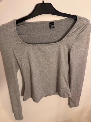 Grå uringad långärmad - Långärmad grå tröja med urringning jätte skönt material använt flertal gånger storlek s 