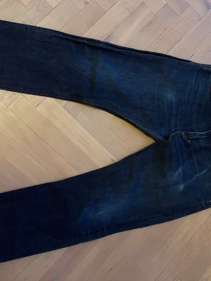 Lee 101 z riders Selvedge jeans 34w - Säljer dessa superfina Lee 101z riders det vill sägae modellen med dragkedja i gylfen. Dessa jeans är sydda Italien av japanskt selvedge denim.   Byxorna är i superfint skick utan hål eller revor.   Inseam/innerben: 31,5 Midja: 34” Benöppning(omkrets) 15”  Jag på bilden är 181cm/72kg som referens