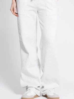 Vita vida mjukisbyxor - Säljer ett par vita mjukisbyxor med bred passform och raka ben. Byxorna har stora fickor fram och bak, samt resår i midjan för extra komfort. Perfekta för chill dagar och riktigt sköna att ha på sig. Tillverkade i mjukt sweatshirtmaterial.