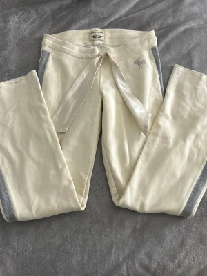 Mjukisbyxor lågmidjade Abercrombie&Fitch S - Supersnygga mjukisbyxor från Abercrombie&Fitch som är beiga. Står storlek XL men skulle säga mer en S ( skriv för mått ). Bra skick. Saknar två stenar. Uppsprättade längst ned!❤️